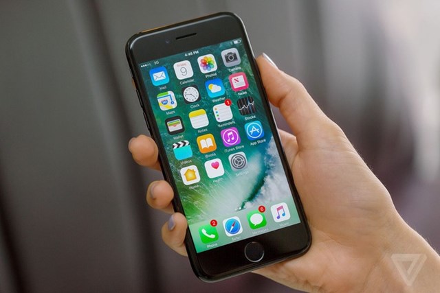 iPhone 7 được ra mắt v&agrave;o năm 2016, cấu h&igrave;nh của m&aacute;y kh&ocirc;ng c&ograve;n qu&aacute; mạnh. Ảnh:&nbsp;The Verge.