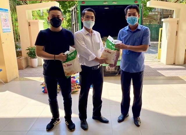 Đại diện Tập đo&agrave;n T&amp;T Group trao tặng phường Định C&ocirc;ng (quận Ho&agrave;ng Mai, H&agrave; Nội) 1 tấn gạo