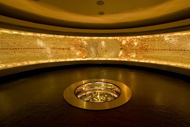 Một bức tường trưng b&agrave;y c&aacute;c hiện vật bằng v&agrave;ng tại Bảo t&agrave;ng Museo del Oro