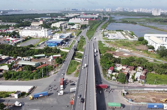 Tuyến đường dẫn cầu Ph&uacute; Mỹ kết nối trực tiếp với n&uacute;t giao Mỹ Thủy ra v&agrave;o cảng C&aacute;t L&aacute;i (quận 2) v&agrave; Ph&uacute; Hữu (quận 9) hồi đầu th&aacute;ng 8.