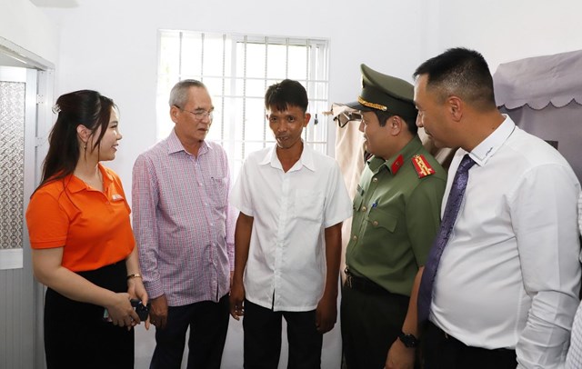 L&atilde;nh đạo Bộ C&ocirc;ng an, l&atilde;nh đạo tỉnh Bạc Li&ecirc;u c&ugrave;ng đại diện Ng&acirc;n h&agrave;ng SHB thăm hỏi, trao nh&agrave; cho c&aacute;c hộ gia đ&igrave;nh. &nbsp;