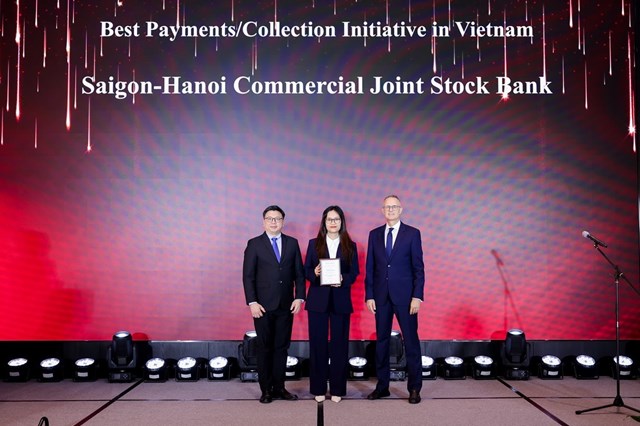 B&agrave; Đo&agrave;n Th&aacute;i Thanh Thủy &ndash; Ph&oacute; gi&aacute;m đốc Khối Ng&acirc;n h&agrave;ng B&aacute;n lẻ SHB đại diện Ng&acirc;n h&agrave;ng nhận giải thưởng &nbsp;