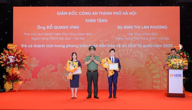 Đại t&aacute; Nguyễn Tiến Đạt, Ph&oacute; Gi&aacute;m đốc C&ocirc;ng an TP. H&agrave; Nội biểu dương, ghi nhận v&agrave; ch&uacute;c mừng những th&agrave;nh t&iacute;ch m&agrave; tập thể v&agrave; c&aacute;c c&aacute; nh&acirc;n SHB đ&atilde; đạt được &nbsp;