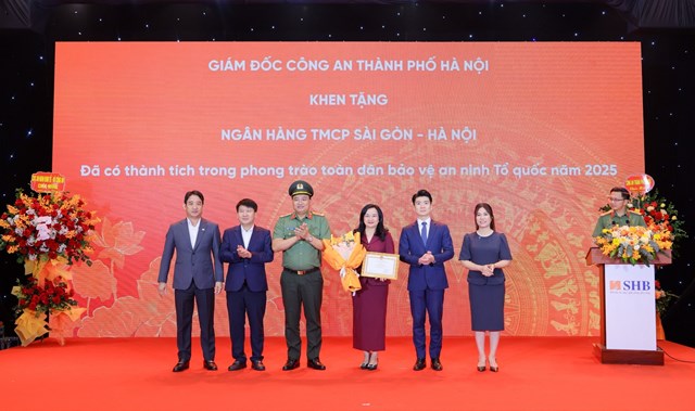 C&ocirc;ng an TP. H&agrave; Nội trao tặng Giấy khen cho c&aacute;c tập thể v&agrave; c&aacute; nh&acirc;n tại Ng&acirc;n h&agrave;ng SHB &nbsp;