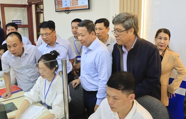 Thứ trưởng Nguyễn Thanh Ngọc c&ugrave;ng l&atilde;nh đạo tỉnh L&acirc;m Đồng kiểm tra thực tế việc giải quyết TTHC tại Trung t&acirc;m phục vụ h&agrave;nh ch&iacute;nh c&ocirc;ng phường Langbiang - Đ&agrave; Lạt.