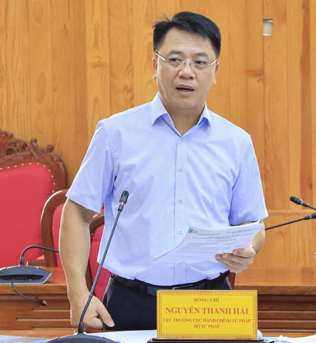 Th&agrave;nh vi&ecirc;n đo&agrave;n c&ocirc;ng t&aacute;c trao đổi, hướng dẫn th&aacute;o gỡ c&aacute;c kh&oacute; khăn, vướng mắc.
