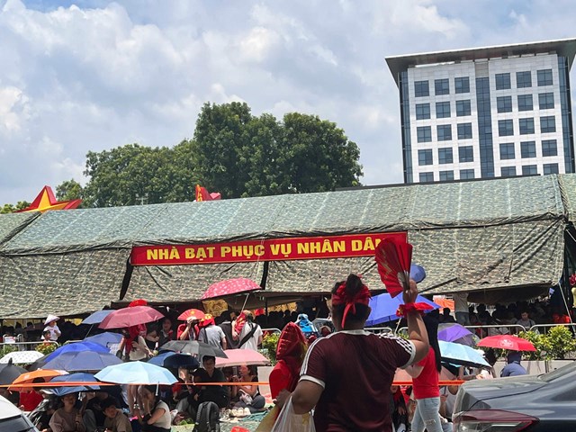 Nhà bạt phục vụ Nhân dân trên đường Nguyễn Thái Học. (Ảnh: Thanh Hà).