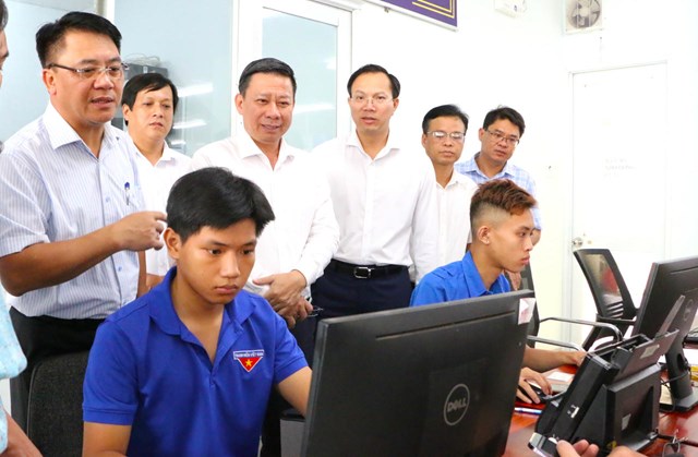 Đo&agrave;n c&ocirc;ng t&aacute;c của Bộ tư ph&aacute;p do Thứ trưởng Nguyễn Thanh Ngọc l&agrave;m trưởng đo&agrave;n đ&atilde; kiểm tra trực tiếp tại Trung t&acirc;m phục vụ h&agrave;nh ch&iacute;nh c&ocirc;ng phường Long Hoa.
