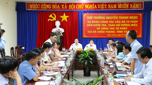 To&agrave;n cảnh buổi l&agrave;m việc tại x&atilde; Ch&acirc;u Th&agrave;nh