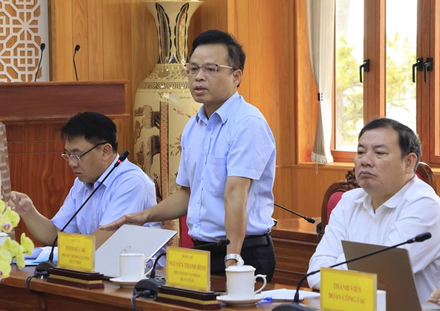 Th&agrave;nh vi&ecirc;n đo&agrave;n c&ocirc;ng t&aacute;c giải đ&aacute;p c&aacute;c thắc mắc.