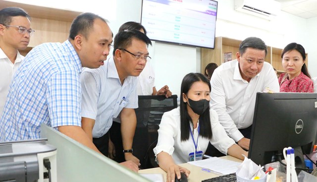 C&aacute;c th&agrave;nh vi&ecirc;n trong đo&agrave;n theo d&otilde;i, kiểm tra qu&aacute; tr&igrave;nh thao t&aacute;c tr&ecirc;n hệ thống của c&ocirc;ng chức hộ tịch, tư ph&aacute;p phường Long Hoa.