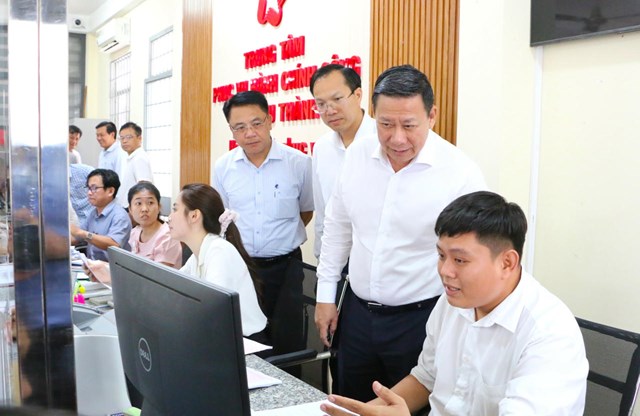 Thứ trưởng Bộ Tư ph&aacute;p Nguyễn Thanh Ngọc c&ugrave;ng đo&agrave;n c&ocirc;ng t&aacute;c trực tiếp kiểm tra tại trung t&acirc;m phục vụ h&agrave;nh ch&iacute;nh c&ocirc;ng x&atilde; Ch&acirc;u Th&agrave;nh.