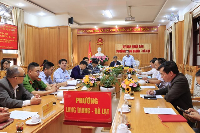 Đo&agrave;n c&ocirc;ng t&aacute;c Bộ Tư ph&aacute;p c&ugrave;ng l&atilde;nh đạo tỉnh L&acirc;m Đồng l&agrave;m việc tại phường Langbiang - Đ&agrave; Lạt.