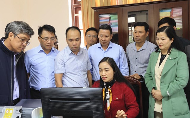 Th&agrave;nh vi&ecirc;n Đo&agrave;n c&ocirc;ng t&aacute;c hướng dẫn chuy&ecirc;n vi&ecirc;n phường Langbiang - Đ&agrave; Lạt xử l&yacute; TTHC li&ecirc;n quan đến lĩnh vực hộ tịch đang gặp kh&oacute; khăn.