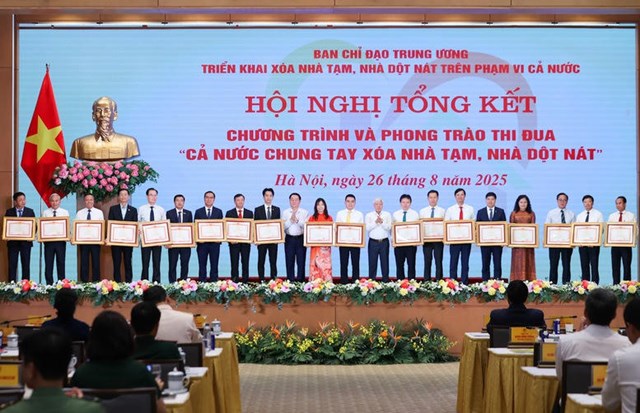 Chủ tịch Uỷ ban Trung ương MTTQ Việt Nam Đỗ Văn Chiến v&agrave; Trưởng Ban Tuy&ecirc;n gi&aacute;o v&agrave; D&acirc;n vận Trung ương Nguyễn Trọng Nghĩa trao Bằng khen của Thủ tướng Ch&iacute;nh phủ cho c&aacute;c tập thể c&oacute; th&agrave;nh t&iacute;ch xuất sắc trong Phong tr&agrave;o thi đua &ldquo;Cả nước chung tay x&oacute;a nh&agrave; tạm, nh&agrave; dột n&aacute;t&rdquo; - Ảnh: VGP/Nhật Bắc