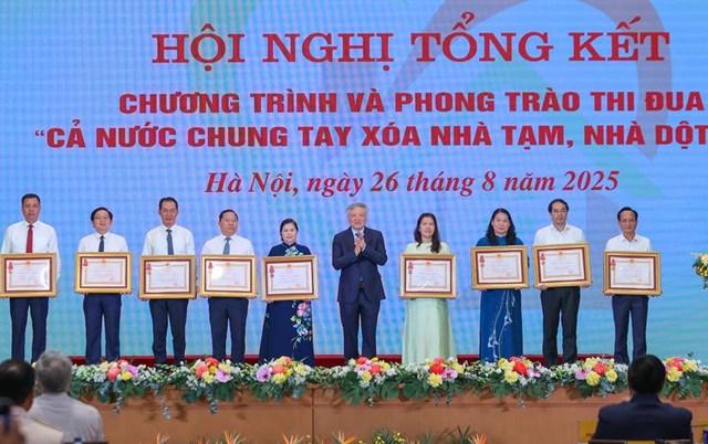 Ph&oacute; Thủ tướng Thường trực Ch&iacute;nh phủ Nguyễn H&ograve;a B&igrave;nh trao Hu&acirc;n chương Lao động hạng Ba cho c&aacute;c tập thể c&oacute; th&agrave;nh t&iacute;ch xuất sắc thực hiện Chương tr&igrave;nh v&agrave; Phong tr&agrave;o thi đua "Cả nước chung tay x&oacute;a nh&agrave; tạm, nh&agrave; dột n&aacute;t trong năm 2025" - Ảnh: VGP/Nhật Bắc