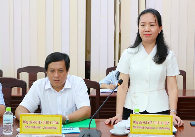 B&iacute; thư phường Long Hoa tr&igrave;nh b&agrave;y kh&oacute; khăn, vướng mắc tại địa phương trước Đo&agrave;n c&ocirc;ng t&aacute;c
