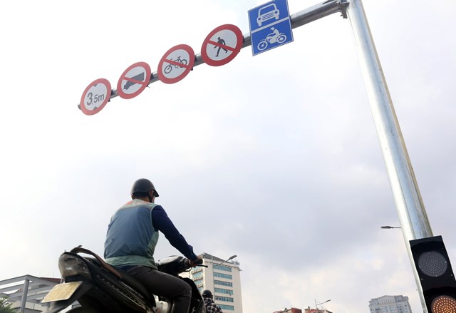 Cầu phục vụ c&aacute;c loại phương tiện như &ocirc;t&ocirc; dưới 24 chỗ, xe m&aacute;y; cấm người đi bộ, xe đạp v&agrave; xe tải.