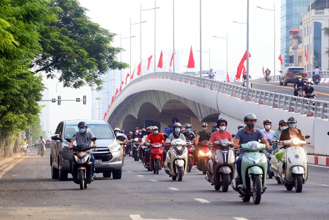 Cầu vượt kh&aacute;nh th&agrave;nh kết hợp với hệ thống đ&egrave;n t&iacute;n hiệu ở n&uacute;t giao n&ecirc;n trong giờ cao điểm s&aacute;ng nay kh&ocirc;ng ghi nhận t&igrave;nh trạng &ugrave;n tắc giao th&ocirc;ng.