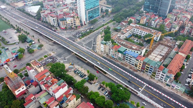 Cầu vượt Nguyễn Văn Huy&ecirc;n l&agrave; một trong những dự &aacute;n thuộc danh mục c&aacute;c c&ocirc;ng tr&igrave;nh trọng điểm, c&oacute; &yacute; nghĩa quan trọng cho giao th&ocirc;ng Thủ đ&ocirc;. Đ&acirc;y l&agrave; cầu vượt thứ 13 của H&agrave; Nội.