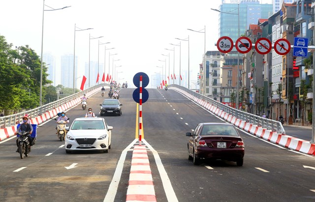 Cầu vượt qua n&uacute;t giao Nguyễn Văn Huy&ecirc;n - Ho&agrave;ng Quốc Việt được UBND TP H&agrave; Nội ph&aacute;t lệnh th&ocirc;ng xe, s&aacute;ng 28/8.Cầu khởi c&ocirc;ng từ th&aacute;ng 10/2019, trị gi&aacute; 560 tỷ đồng với chiều d&agrave;i 278 m, chiều rộng 16 m, chia l&agrave;m hai l&agrave;n &ocirc;t&ocirc; v&agrave; hai l&agrave;n xe m&aacute;y mỗi b&ecirc;n. Cầu nằm tr&ecirc;n trục đường Nguyễn Văn Huy&ecirc;n k&eacute;o d&agrave;i nối 3 quận Cầu Giấy, Bắc Từ Li&ecirc;m v&agrave; T&acirc;y Hồ.