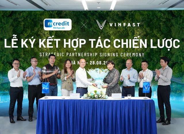 VinFast và Mcredit ký k&ecirc;́t hợp tác chi&ecirc;́n lược &nbsp;