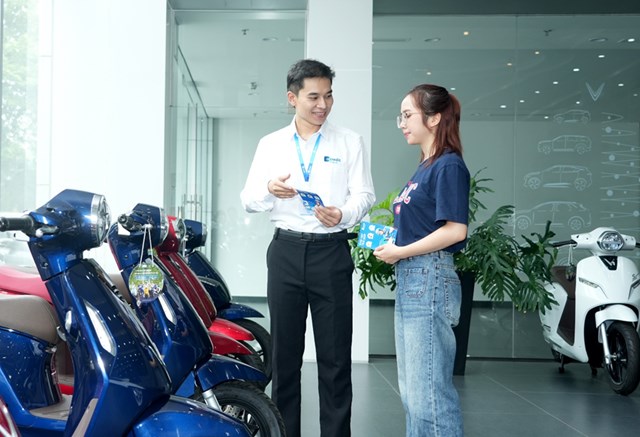 Nh&acirc;n vi&ecirc;n Mcredit tư v&acirc;́n khách hàng mua xe máy đi&ecirc;̣n VinFast trả góp tại showroom &nbsp;