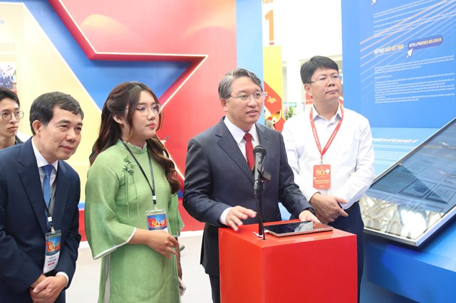 Bộ trưởng Nguyễn Hải Ninh tham quan kh&#244;ng gian triển l&#227;m của Bộ Tư ph&#225;p - Ảnh 4