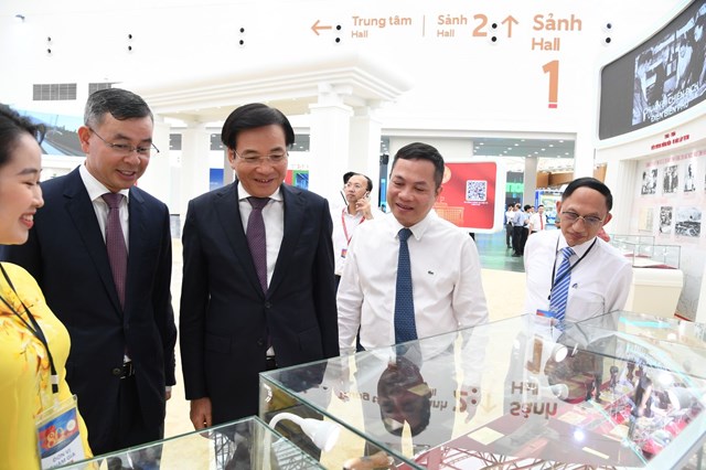 Bộ trưởng, Chủ nhiệm VPCP Trần Văn Sơn, Tổng Kiểm to&aacute;n Nh&agrave; nước Ng&ocirc; Văn Tuấn thăm gian triển l&atilde;m của Văn ph&ograve;ng Ch&iacute;nh phủ - Ảnh: VGP/Hải Minh