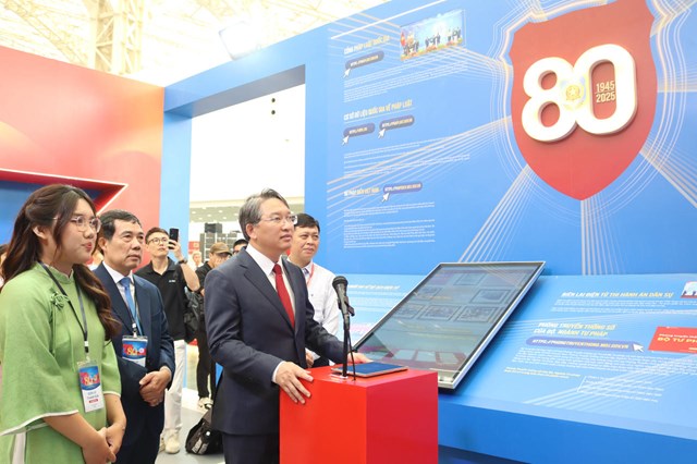Bộ trưởng Nguyễn Hải Ninh kiểm tra công tác chuẩn bị không gian trưng bày của Bộ Tư pháp tại Triển lãm.