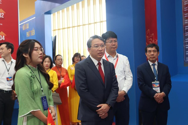 Bộ trưởng cũng y&ecirc;u cầu c&aacute;c đơn vị tập trung cao độ cho c&ocirc;ng t&aacute;c đ&oacute;n tiếp để kh&ocirc;ng gian Triển l&atilde;m của Bộ Tư ph&aacute;p để lại dấu ấn mạnh mẽ trong kh&aacute;ch tham quan.