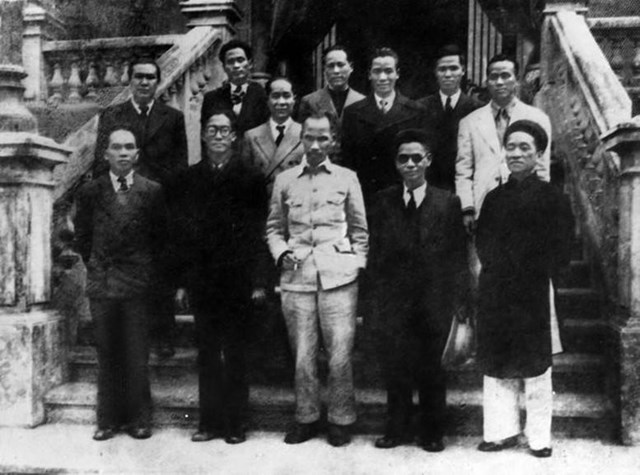 Chủ tịch Hồ Ch&iacute; Minh v&agrave; c&aacute;c th&agrave;nh vi&ecirc;n Hội đồng Ch&iacute;nh phủ L&acirc;m thời nước Việt Nam D&acirc;n chủ Cộng h&ograve;a ra mắt sau phi&ecirc;n họp đầu ti&ecirc;n, s&aacute;ng 3/9/1945. (Ảnh Tư liệu)