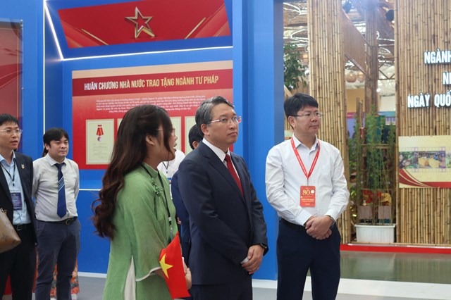 Bộ trưởng Nguyễn Hải Ninh tham quan kh&#244;ng gian triển l&#227;m của Bộ Tư ph&#225;p - Ảnh 1