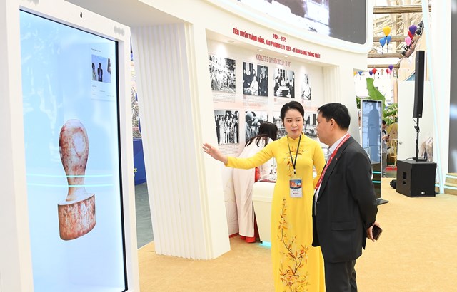 Tương t&aacute;c kh&ocirc;ng chạm qua c&ocirc;ng nghệ hologram c&aacute;c con dấu của Ch&iacute;nh phủ, l&atilde;nh đạo Ch&iacute;nh phủ v&agrave; VPCP qua c&aacute;c thời kỳ. Ảnh: VGP/Hải Minh