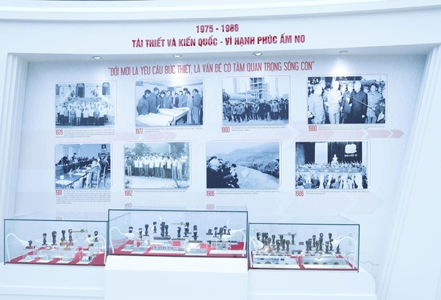 Giai đoạn 3 (1975-1986): T&aacute;i thiết v&agrave; kiến quốc &ndash; V&igrave; hạnh ph&uacute;c ấm no.