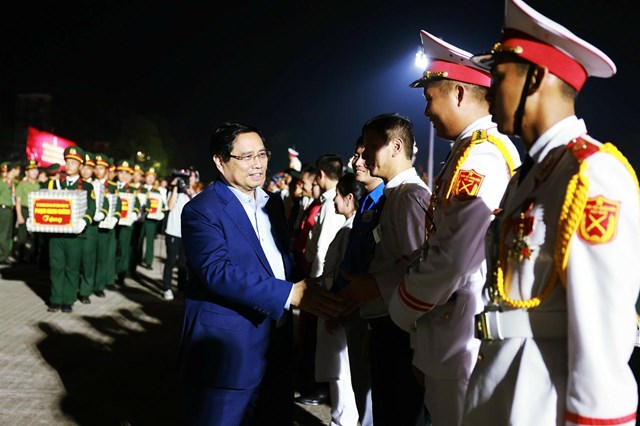 Thủ tướng Phạm Minh Chính động viên, tặng quà các lực lượng tham gia buổi sơ duyệt Lễ diễu binh, diễu hành vào tối 27/8 - Ảnh: VGP/Nhật Bắc