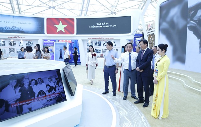 Bộ trưởng, Chủ nhiệm VPCP Trần Văn Sơn thăm quan trưng b&agrave;y Triển l&atilde;m. Ảnh: VGP/Gia Huy