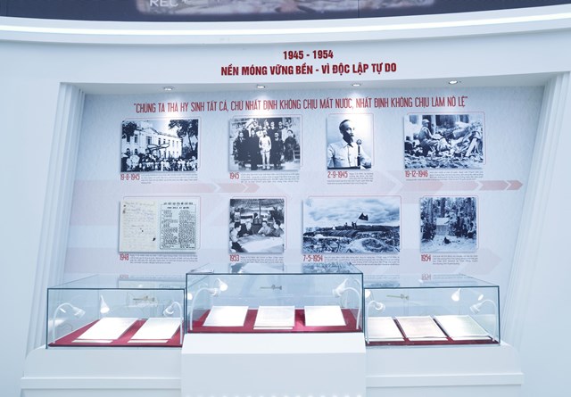 Giai đoạn 1 (1945-1954): Nền m&oacute;ng vững bền - V&igrave; độc lập, tự do - Ảnh: VGP