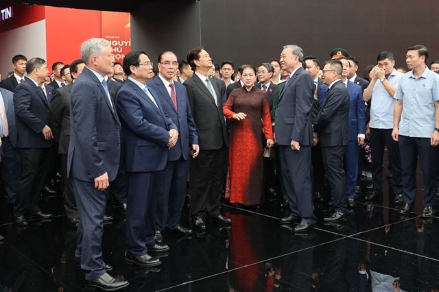 Triển l&atilde;m được tổ chức với quy m&ocirc; lớn nhất từ trước đến nay, c&oacute; sự tham gia của 28 bộ, cơ quan Trung ương, 34 địa phương v&agrave; hơn 110 doanh nghiệp, tập đo&agrave;n kinh tế lớn với hơn 230 gian h&agrave;ng tr&ecirc;n - Ảnh: VGP/Nhật Bắc