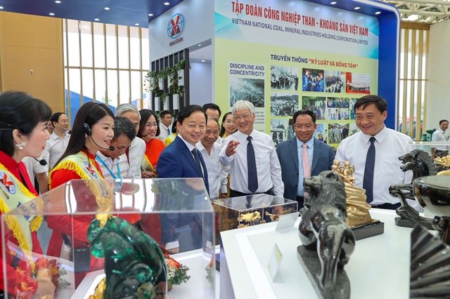 Ph&oacute; Thủ tướng Trần Hồng H&agrave; thăm gian trưng b&agrave;y của Tập đo&agrave;n C&ocirc;ng nghiệp than - kho&aacute;ng sản Việt Nam - Ảnh: VGP/Nhật Bắc