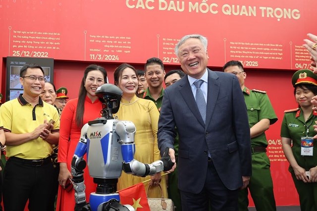 Ph&oacute; Thủ tướng Thường trực Ch&iacute;nh phủ Nguyễn H&ograve;a B&igrave;nh thăm gian trưng b&agrave;y của Trung t&acirc;m Dữ liệu Quốc gia - Ảnh: VGP/Nhật Bắc