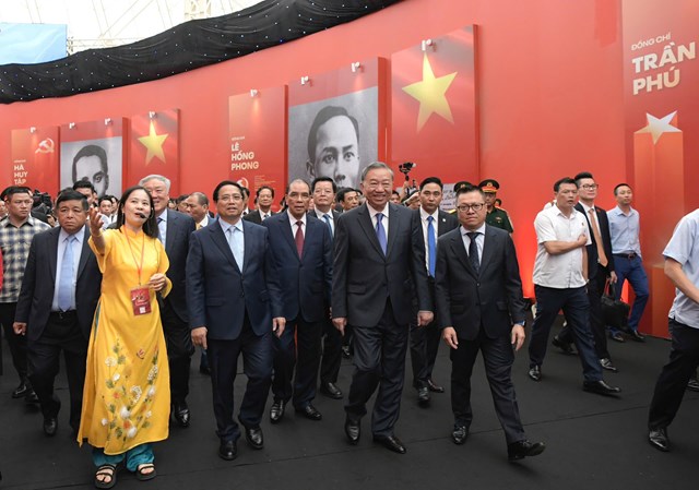 Tổng B&iacute; thư T&ocirc; L&acirc;m, Thủ tướng Phạm Minh Ch&iacute;nh v&agrave; c&aacute;c đồng ch&iacute; l&atilde;nh đạo, nguy&ecirc;n l&atilde;nh đạo Đảng, Nh&agrave; nước tham quan Triển l&atilde;m "95 năm cờ Đảng soi đường" - Ảnh: VGP/Nhật Bắc