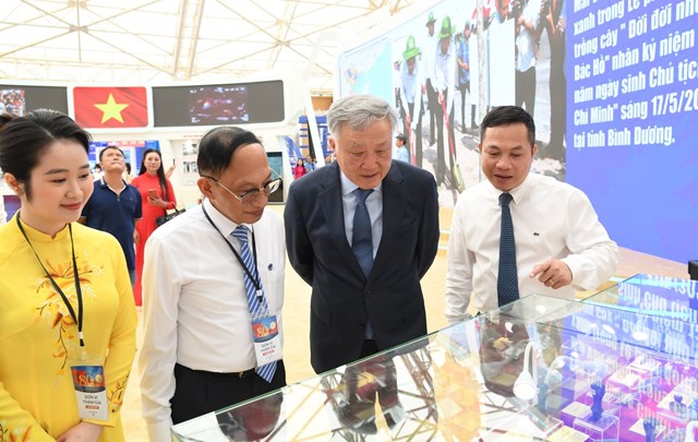 Phó Thủ tướng Thường trực Chính phủ Nguyễn Hòa Bình thăm quan trưng bày Triển lãm. Ảnh: VGP/Nhật Bắc