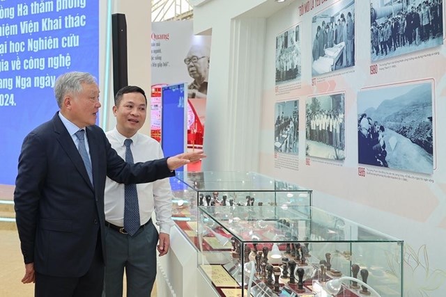 Ph&oacute; Thủ tướng Thường trực Ch&iacute;nh phủ Nguyễn H&ograve;a B&igrave;nh nghe giới thiệu về c&aacute;c giai đoạn ph&aacute;t triển của VPCP. Ảnh: VGP/Nhật Bắc