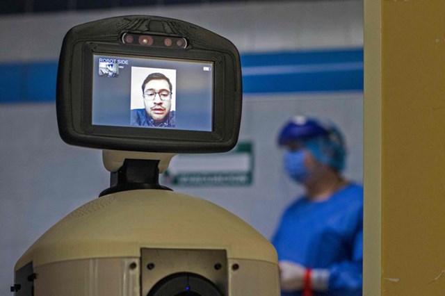 Bệnh nh&acirc;n tr&ograve; chuyện với th&acirc;n nh&acirc;n th&ocirc;ng qua m&agrave;n h&igrave;nh của LaLuchy