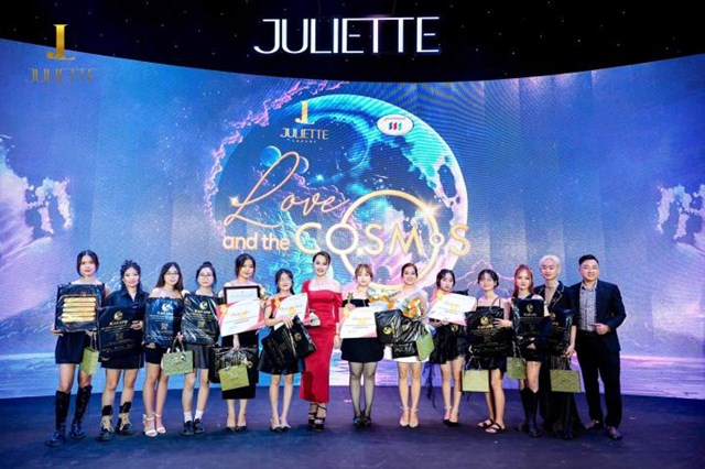 Ban l&atilde;nh đạo EMFA GROUP trao giải cho c&aacute;c sinh vi&ecirc;n thiết kế t&agrave;i năng HTU.