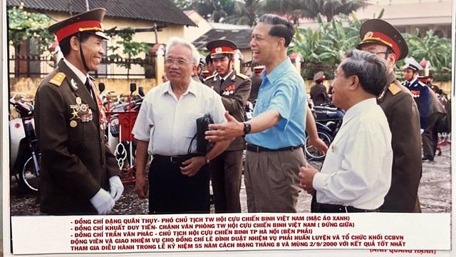 Cựu chiến binh Lê Đình Duật (ngoài cùng bên trái) trong một lần nhận nhiệm vụ huấn luyện và tổ chức Khối Cựu chiến binh Việt Nam tham gia diễu hành trong Lễ kỷ niệm 55 năm Cách mạng Tháng Tám và Quốc khánh 2/9/2000. Ảnh: Nhân vật cung cấp
