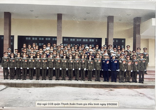 &Ocirc;ng Duật chụp ảnh c&ugrave;ng đội ngũ Cựu chiến binh quận Thanh Xu&acirc;n tham gia diễu h&agrave;nh năm 2000. Ảnh: Nh&acirc;n vật cung cấp