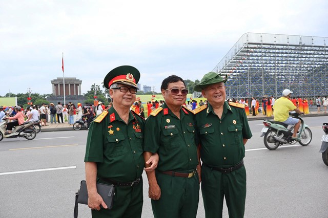 Cựu chiến binh Nguyễn Sinh Tuấn (ngo&agrave;i c&ugrave;ng b&ecirc;n tr&aacute;i), cựu chiến binh Nguyễn Đức Nghinh (ở giữa), cựu chiến binh Nguyễn Văn Thanh (ngo&agrave;i c&ugrave;ng b&ecirc;n phải) chụp ảnh lưu niệm tại Quảng trưởng Ba Đ&igrave;nh trước dịp 2/9. Ảnh: Thanh H&agrave;
