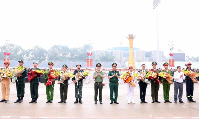 Đại diện l&atilde;nh đạo tặng hoa cho đại diện c&aacute;c lực lượng tham gia Lễ xuất qu&acirc;n.